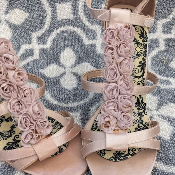 Sexy in the City Style Satin Rose Strappy Heels Size 7.5 - Picture 3 of 4